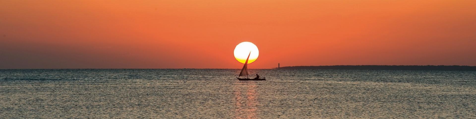 Rejs na pokładzie dhow o zachodzie słońca - wspomnienia z Zanzibaru